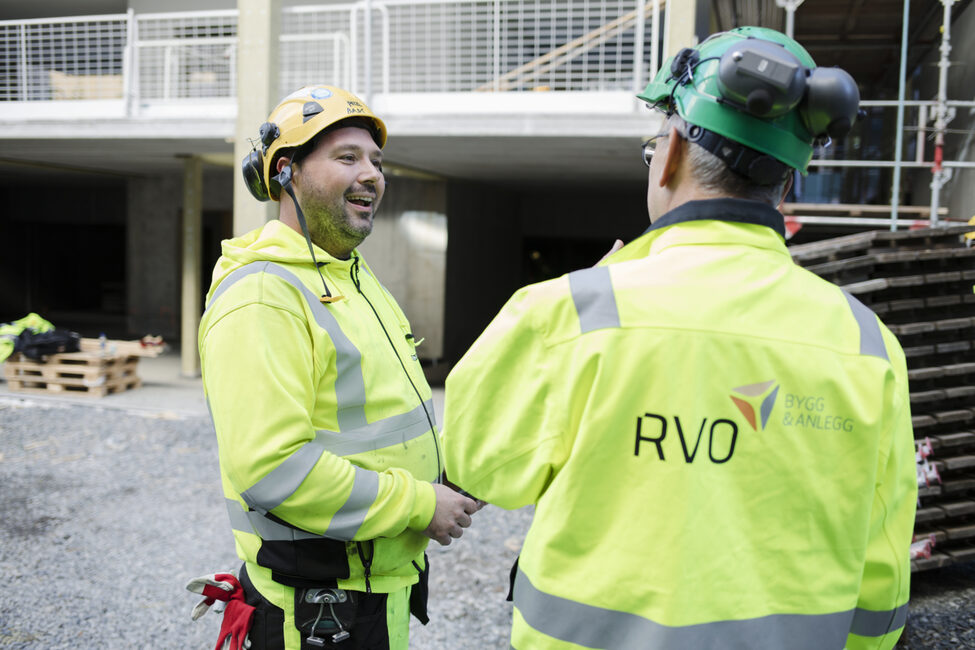 Illustrasjonsbilde av RVOer i samtale på byggeplass.