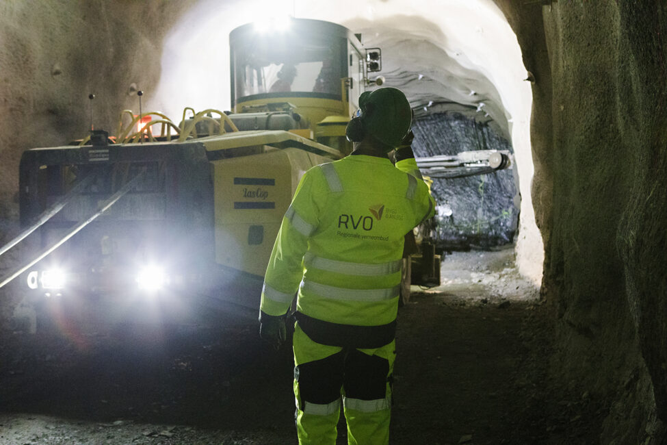 Illustrasjonsbilde av RVOere i samtale med arbeider ifbm. tunnelarbeid